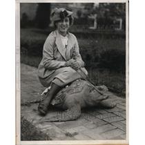 1934 Press Photo Ruth Jones and Red Fin Turtle Named Popeye in Virginia