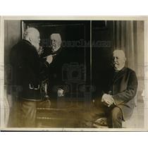 1927 Press Photo Arthur Fischer Paints Portrait of Paul Von Hindenburg Germany