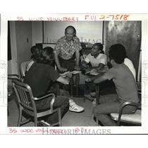 1987 Press Photo Volunteer John Aubert Works with Patients at Veterans Hospital