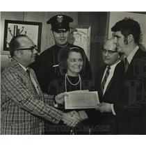1970 Press Photo Alabama-Two men receive award at City Hall for stopping robber.