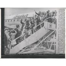 1965 Press Photo Passenger Seven Seas Plane New York - RRX84975
