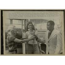 1973 Press Photo Russian girl welcomes George Davis. - RRW91793