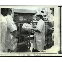 1971 Press Photo Worker in Lunar Receiving Laboratory at Houston Apollo 15