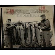 1975 Press Photo Salmon Chinook Fishing Lake Ontario