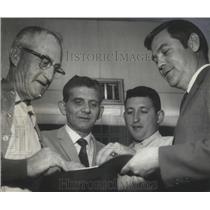 1969 Press Photo Alabama-Thomas (Honey) Cutcliffe, has managers draw pairings.