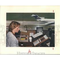 1991 Press Photo Karen Hable-Air Traffic Controller at Intercontinental Airport