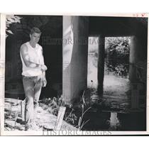 1961 Press Photo Vernon Blackmore alongside Austin Texas Boggy Creek