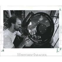 1989 Press Photo Eric Rotgelb with a Meade 2080 telescope, Astronomy - hca07418