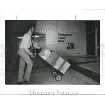 1987 Press Photo FDIC Employee George Galmiche Moves Bank Office Papers, Houston