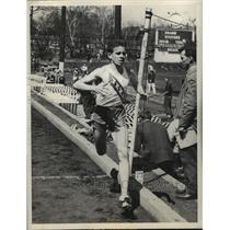 1943 Press Photo Jerry Thompson Running in Drake Relays in Des Moines, Iowa