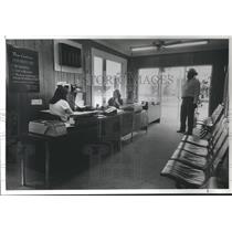 1982 Press Photo Employees & Customer at Burn's Bail Bonding Harris County