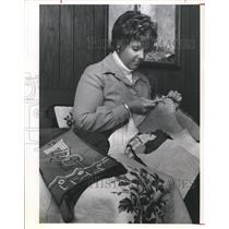 1974 Press Photo Mrs. Sally Mengel is needlepoint enthusiast, Houston