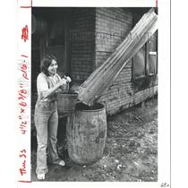 1981 Press Photo Rhonda Fussell Gets Water From Barrel In Bordersville, Texas
