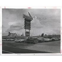 1964 Press Photo Buff Speedway Shopping Center - hca11985