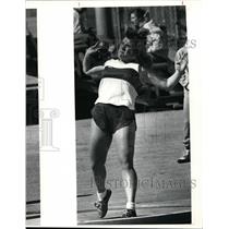 1990 Press Photo Oksana Lutyj of Parma competing at Lakewood meet - cvb34321