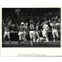 1986 Press Photo Browns celebrate after Minnifield falls on blocked punt