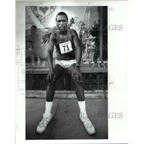 1989 Press Photo 10K Winner Yobes Ondieki Rest on a Store Frontledge - cvb49288