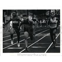 1990 Press Photo Robert Smith, center, concentrates on breaking the tape at race