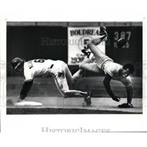 1986 Press Photo Andy Allison vs Tony Fernandez-baseball action - cvb50649