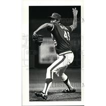 1985 Press Photo Rangers baseball pitcher Hough readies his knuckle ball