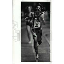 1990 Press Photo: Rochelle Stevens wins the 400 meter run, far ahead of the pack