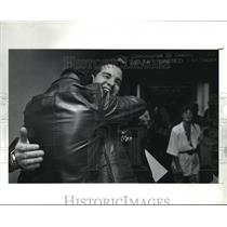 1991 Press Photo Captain Jim Riess of the USAF returns home-Middle East American