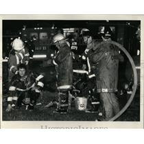 1988 Press Photo Firefighter Bell Telephone Blaze Hose - RRW65289