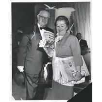 1964 Press Photo Att Mike savidge buys paper Judge - RRW31619
