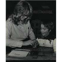 1983 Press Photo Technician Joy Lance Fingerprints Channing Rodriguez, Alabama