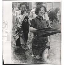 1966 Press Photo Japan, commuters in Tokyo's Nakano district after typhoon Kit
