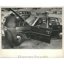 1988 Press Photo Mechanic Works on Fairfield, Alabama Patrol Car - abna10333