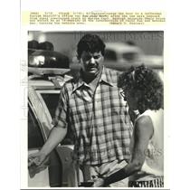 1988 Press Photo Al Dufrene assisting Judy Brown- a car accident victim