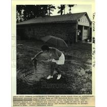 1988 Press Photo Betty DuBose, Picks Up Trash Near Slidell, Louisiana