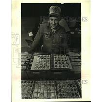1986 Press Photo Peter Marx of Metairie with extra doubloons he "swaps."