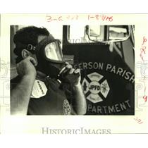 1988 Press Photo East Bank Firefighter Russell Boudreaux Trying On His Air Mask