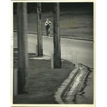1991 Press Photo A jogger runs along Menomonee River