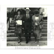1986 Press Photo Marion Edwards & others leaving Federal Court for lunch break.
