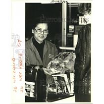 1987 Press Photo Yolanda Faylona, works cash register at Parkway Supermarket
