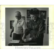 1990 Press Photo Joe Minshew gets fingerprinted by Bobbie Moak, to purchase gun