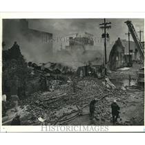 1988 Press Photo Firemen battling fire along Jackson and Tchoupitoulas Street