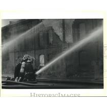 1988 Press Photo New Orleans firemen at Tchoupitoulas and Jackson Avenue fire