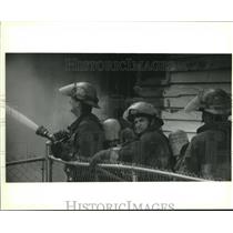 1993 Press Photo New Orleans Firemen at Cadiz and 4530 Satargo Streets fire