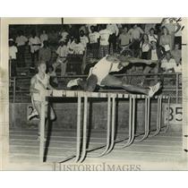 1974 Press Photo Hurdles - Jerry Arthur at 120-yars hurdles in NORD champions