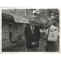 1989 Press Photo Assistant Sheriff Earl Robins in front of Sheriffs Office