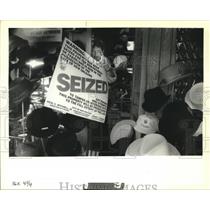 1989 Press Photo Gary Quaintance places Seized sign in "Foxie, The Hatter" store