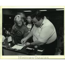 1993 Press Photo Sgt. Bob Donald of Covington Police fingerprints Natasha Cutrer