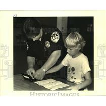 1989 Press Photo Elisha Holt fingerprinted by Henry Kuhn of Haraha Police Dept.
