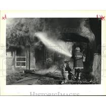 1989 Press Photo New Orleans firefighters spray water on house fire - nob11252