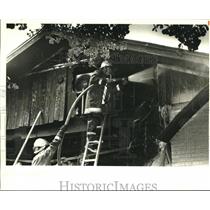 1987 Press Photo Firefighter Ralph Hardy III hoses down attic fire, Metairie