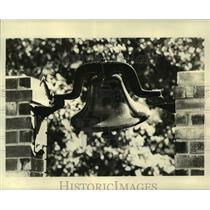 1987 Press Photo 100 year old plantation bell at Roy Ham's residence in Kenner